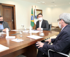 O governador Carlos Massa Ratinho Junior assinou nesta terça-feira (22), no Palácio Iguaçu, a ordem de serviço para as obras de ampliação da estrutura de atendimento do Hospital São Vicente, em Curitiba. Serão investidos R$ 2,3 milhões para a reforma e construção de um novo espaço em um imóvel localizado na Rua Brigadeiro Franco, cedido ao centro médico pelo Instituto Brasileiro do Meio Ambiente e dos Recursos Naturais Renováveis (Ibama)..Foto: Ari dias/AEN.