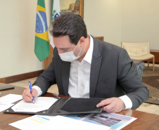 O governador Carlos Massa Ratinho Junior assinou nesta terça-feira (22), no Palácio Iguaçu, a ordem de serviço para as obras de ampliação da estrutura de atendimento do Hospital São Vicente, em Curitiba. Serão investidos R$ 2,3 milhões para a reforma e construção de um novo espaço em um imóvel localizado na Rua Brigadeiro Franco, cedido ao centro médico pelo Instituto Brasileiro do Meio Ambiente e dos Recursos Naturais Renováveis (Ibama)..Foto: Ari dias/AEN.