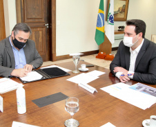 O governador Carlos Massa Ratinho Junior assinou nesta terça-feira (22), no Palácio Iguaçu, a ordem de serviço para as obras de ampliação da estrutura de atendimento do Hospital São Vicente, em Curitiba. Serão investidos R$ 2,3 milhões para a reforma e construção de um novo espaço em um imóvel localizado na Rua Brigadeiro Franco, cedido ao centro médico pelo Instituto Brasileiro do Meio Ambiente e dos Recursos Naturais Renováveis (Ibama)..Foto: Ari dias/AEN.