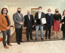 O governador Carlos Massa Ratinho Junior assinou nesta terça-feira (22), no Palácio Iguaçu, a ordem de serviço para as obras de ampliação da estrutura de atendimento do Hospital São Vicente, em Curitiba. Serão investidos R$ 2,3 milhões para a reforma e construção de um novo espaço em um imóvel localizado na Rua Brigadeiro Franco, cedido ao centro médico pelo Instituto Brasileiro do Meio Ambiente e dos Recursos Naturais Renováveis (Ibama)..Foto: Ari dias/AEN.