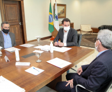 O governador Carlos Massa Ratinho Junior assinou nesta terça-feira (22), no Palácio Iguaçu, a ordem de serviço para as obras de ampliação da estrutura de atendimento do Hospital São Vicente, em Curitiba. Serão investidos R$ 2,3 milhões para a reforma e construção de um novo espaço em um imóvel localizado na Rua Brigadeiro Franco, cedido ao centro médico pelo Instituto Brasileiro do Meio Ambiente e dos Recursos Naturais Renováveis (Ibama)..Foto: Ari dias/AEN.