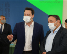 O governador Carlos Massa Ratinho Junior e o diretor-geral brasileiro de Itaipu, Joaquim Silva e Luna, formalizam nesta sexta-feira (25),  no Palácio Iguaçu, uma parceria entre o Estado e a hidrelétrica para a duplicação de 8,7 quilômetros da BR-469, em Foz do Iguaçu.  Curitiba, 24/09/2020. Foto: Geraldo Bubniak/AEN