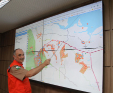 O coordenador estadual da Defesa Civil, tenente-coronel Fernando Raimundo Schünig, explica que neste período houve uma das maiores mobilizações da história do órgão para atender toda a sociedade paranaense. As equipes estiveram inclusive em comunidades isoladas e vulneráveis, como indígenas e quilombolas. Foto: Ari Dias/AEN