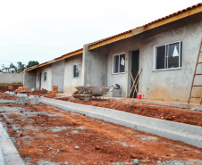 O primeiro Condomínio do Idoso do Paraná foi inaugurado em Jaguariaíva, nos Campos Gerais, e o segundo, em Foz do Iguaçu, na região Oeste, já atingiu 70% de execução. As 40 casas exclusivas para a melhor idade darão nova cara a uma região onde antes havia apenas mata fechada, no bairro Três Lagoas, a poucos quilômetros da famosa prainha do município. Foto: José Fernando Ogura/AEN