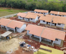 O primeiro Condomínio do Idoso do Paraná foi inaugurado em Jaguariaíva, nos Campos Gerais, e o segundo, em Foz do Iguaçu, na região Oeste, já atingiu 70% de execução. As 40 casas exclusivas para a melhor idade darão nova cara a uma região onde antes havia apenas mata fechada, no bairro Três Lagoas, a poucos quilômetros da famosa prainha do município. Foto: José Fernando Ogura/AEN