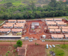 O primeiro Condomínio do Idoso do Paraná foi inaugurado em Jaguariaíva, nos Campos Gerais, e o segundo, em Foz do Iguaçu, na região Oeste, já atingiu 70% de execução. As 40 casas exclusivas para a melhor idade darão nova cara a uma região onde antes havia apenas mata fechada, no bairro Três Lagoas, a poucos quilômetros da famosa prainha do município. Foto: José Fernando Ogura/AEN