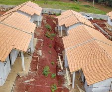 O primeiro Condomínio do Idoso do Paraná foi inaugurado em Jaguariaíva, nos Campos Gerais, e o segundo, em Foz do Iguaçu, na região Oeste, já atingiu 70% de execução. As 40 casas exclusivas para a melhor idade darão nova cara a uma região onde antes havia apenas mata fechada, no bairro Três Lagoas, a poucos quilômetros da famosa prainha do município. Foto: José Fernando Ogura/AEN