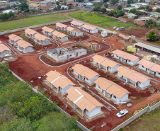 O primeiro Condomínio do Idoso do Paraná foi inaugurado em Jaguariaíva, nos Campos Gerais, e o segundo, em Foz do Iguaçu, na região Oeste, já atingiu 70% de execução. As 40 casas exclusivas para a melhor idade darão nova cara a uma região onde antes havia apenas mata fechada, no bairro Três Lagoas, a poucos quilômetros da famosa prainha do município. Foto: José Fernando Ogura/AEN