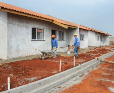 O primeiro Condomínio do Idoso do Paraná foi inaugurado em Jaguariaíva, nos Campos Gerais, e o segundo, em Foz do Iguaçu, na região Oeste, já atingiu 70% de execução. As 40 casas exclusivas para a melhor idade darão nova cara a uma região onde antes havia apenas mata fechada, no bairro Três Lagoas, a poucos quilômetros da famosa prainha do município. Foto: José Fernando Ogura/AEN