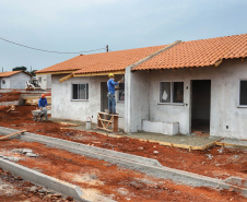 O primeiro Condomínio do Idoso do Paraná foi inaugurado em Jaguariaíva, nos Campos Gerais, e o segundo, em Foz do Iguaçu, na região Oeste, já atingiu 70% de execução. As 40 casas exclusivas para a melhor idade darão nova cara a uma região onde antes havia apenas mata fechada, no bairro Três Lagoas, a poucos quilômetros da famosa prainha do município. Foto: José Fernando Ogura/AEN