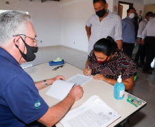 O 1º de outubro é o Dia do Idoso, data que busca fomentar a proteção e atenção com a população da terceira idade. No Paraná, as políticas públicas voltadas a este segmento ganham cada vez mais força. Nesta quinta-feira (01), o governador Carlos Massa Ratinho Junior entregou, em Jaguariaíva, nos Campos Gerais, o primeiro condomínio exclusivo para idosos do Estado.