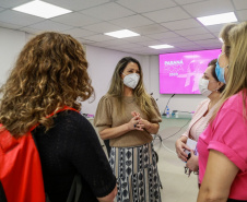 O Governo do Paraná iniciou nesta quinta-feira (01) a segunda edição do Paraná Rosa, campanha promovida dentro do Outubro Rosa para fortalecer iniciativas de conscientização sobre a prevenção do câncer de mama e de colo de útero, além da saúde da mulher em geral. Foto: Valdelino Pontes