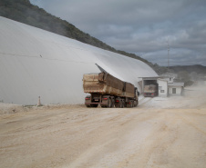 Empresas de cal e calcário geram cerca de 3 mil empregos diretos. A Calpar Comércio de Calcário é maior produtora do país e está localizada em Castro, nos Campos Gerais.  Foto: Ari Dias/AEN.