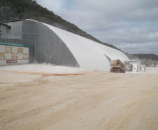 Empresas de cal e calcário geram cerca de 3 mil empregos diretos.A Calpar Comércio de Calcário é maior produtora do país e está localizada em Castro, nos Campos Gerais.  Foto: Ari Dias/AEN.