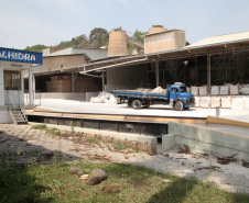 Empresas de cal e calcário geram cerca de 3 mil empregos diretos. A Cal Hidra, localizada em Almirante Tamandaré. Fundada em 1972, é uma empresa familiar que até a década de 1990 focava apenas na produção de cal, cal hidratado e cal fino. A partir de 1996, começou a diversificar e hoje produz mais de 25 produtos como argamassa, cal para ser usado em tintas e massa corrida. A empresa emprega 60 pessoas. Foto: Ari Dias/AEN.