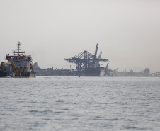 Os portos do Paraná começaram o mês de outubro com o maior número de equipamentos de dragagem operando de forma simultânea no Brasil. São sete unidades em atividade, ao mesmo tempo: quatro dragas, dois batelões e um nivelador. Foto: Jonathan Campos / AEN