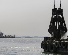 Os portos do Paraná começaram o mês de outubro com o maior número de equipamentos de dragagem operando de forma simultânea no Brasil. São sete unidades em atividade, ao mesmo tempo: quatro dragas, dois batelões e um nivelador. Foto: Jonathan Campos / AEN