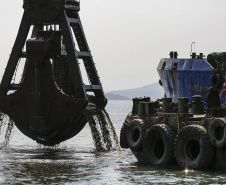 Os portos do Paraná começaram o mês de outubro com o maior número de equipamentos de dragagem operando de forma simultânea no Brasil. São sete unidades em atividade, ao mesmo tempo: quatro dragas, dois batelões e um nivelador. Foto: Jonathan Campos / AEN