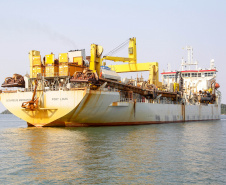 Os portos do Paraná começaram o mês de outubro com o maior número de equipamentos de dragagem operando de forma simultânea no Brasil. São sete unidades em atividade, ao mesmo tempo: quatro dragas, dois batelões e um nivelador. Foto: Gilson Abreu/AEN