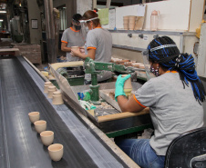 Porcelanas Germer. Criada em 1978, a fábrica emprega cerca de 500 pessoas e produz em média um milhão de peças por mês.Feito no Paraná. Foto: Ari Dias/AEN.