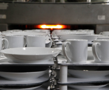 Porcelanas Germer. Criada em 1978, a fábrica emprega cerca de 500 pessoas e produz em média um milhão de peças por mês.Feito no Paraná. Foto: Ari Dias/AEN.