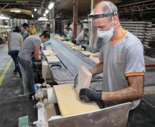 Porcelanas Germer. Criada em 1978, a fábrica emprega cerca de 500 pessoas e produz em média um milhão de peças por mês.Feito no Paraná. Foto: Ari Dias/AEN.