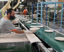 Porcelanas Germer. Criada em 1978, a fábrica emprega cerca de 500 pessoas e produz em média um milhão de peças por mês.Feito no Paraná. Foto: Ari Dias/AEN.