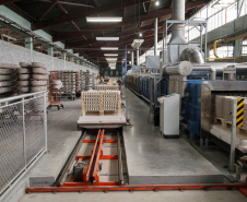  Uma das mais tradicionais indústrias da cidade é a Schimidt. A empresa, fundada em 1945, tem uma fábrica operando desde 1953 e hoje é uma das marcas de louças de mesa mais tradicionais do Brasil.. Foto: Ari Dias/AEN.