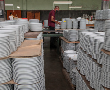  Uma das mais tradicionais indústrias da cidade é a Schimidt. A empresa, fundada em 1945, tem uma fábrica operando desde 1953 e hoje é uma das marcas de louças de mesa mais tradicionais do Brasil.. Foto: Ari Dias/AEN.