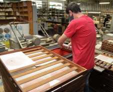  Uma das mais tradicionais indústrias da cidade é a Schimidt. A empresa, fundada em 1945, tem uma fábrica operando desde 1953 e hoje é uma das marcas de louças de mesa mais tradicionais do Brasil.. Foto: Ari Dias/AEN.