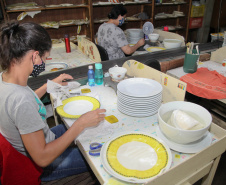  Uma das mais tradicionais indústrias da cidade é a Schimidt. A empresa, fundada em 1945, tem uma fábrica operando desde 1953 e hoje é uma das marcas de louças de mesa mais tradicionais do Brasil.. Foto: Ari Dias/AEN.