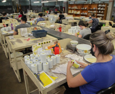  Uma das mais tradicionais indústrias da cidade é a Schimidt. A empresa, fundada em 1945, tem uma fábrica operando desde 1953 e hoje é uma das marcas de louças de mesa mais tradicionais do Brasil.. Foto: Ari Dias/AEN.