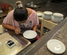  Uma das mais tradicionais indústrias da cidade é a Schimidt. A empresa, fundada em 1945, tem uma fábrica operando desde 1953 e hoje é uma das marcas de louças de mesa mais tradicionais do Brasil.. Foto: Ari Dias/AEN..