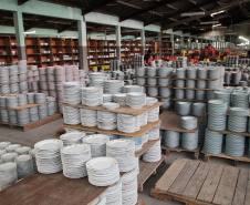  Uma das mais tradicionais indústrias da cidade é a Schimidt. A empresa, fundada em 1945, tem uma fábrica operando desde 1953 e hoje é uma das marcas de louças de mesa mais tradicionais do Brasil.. Foto: Ari Dias/AEN.