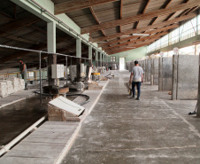  Uma das mais tradicionais indústrias da cidade é a Schimidt. A empresa, fundada em 1945, tem uma fábrica operando desde 1953 e hoje é uma das marcas de louças de mesa mais tradicionais do Brasil.. Foto: Ari Dias/AEN.