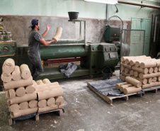  Uma das mais tradicionais indústrias da cidade é a Schimidt. A empresa, fundada em 1945, tem uma fábrica operando desde 1953 e hoje é uma das marcas de louças de mesa mais tradicionais do Brasil.. Foto: Ari Dias/AEN.