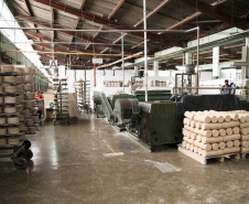  Uma das mais tradicionais indústrias da cidade é a Schimidt. A empresa, fundada em 1945, tem uma fábrica operando desde 1953 e hoje é uma das marcas de louças de mesa mais tradicionais do Brasil.. Foto: Ari Dias/AEN.