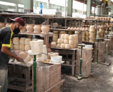  Uma das mais tradicionais indústrias da cidade é a Schimidt. A empresa, fundada em 1945, tem uma fábrica operando desde 1953 e hoje é uma das marcas de louças de mesa mais tradicionais do Brasil.. Foto: Ari Dias/AEN.