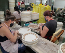  Uma das mais tradicionais indústrias da cidade é a Schimidt. A empresa, fundada em 1945, tem uma fábrica operando desde 1953 e hoje é uma das marcas de louças de mesa mais tradicionais do Brasil.. Foto: Ari Dias/AEN.