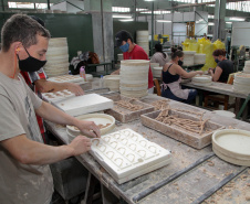  Uma das mais tradicionais indústrias da cidade é a Schimidt. A empresa, fundada em 1945, tem uma fábrica operando desde 1953 e hoje é uma das marcas de louças de mesa mais tradicionais do Brasil.. Foto: Ari Dias/AEN.