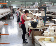  Uma das mais tradicionais indústrias da cidade é a Schimidt. A empresa, fundada em 1945, tem uma fábrica operando desde 1953 e hoje é uma das marcas de louças de mesa mais tradicionais do Brasil.. Foto: Ari Dias/AEN.