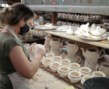  Uma das mais tradicionais indústrias da cidade é a Schimidt. A empresa, fundada em 1945, tem uma fábrica operando desde 1953 e hoje é uma das marcas de louças de mesa mais tradicionais do Brasil.. Foto: Ari Dias/AEN.