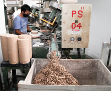  Uma das mais tradicionais indústrias da cidade é a Schimidt. A empresa, fundada em 1945, tem uma fábrica operando desde 1953 e hoje é uma das marcas de louças de mesa mais tradicionais do Brasil.. Foto: Ari Dias/AEN.