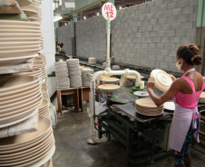  Uma das mais tradicionais indústrias da cidade é a Schimidt. A empresa, fundada em 1945, tem uma fábrica operando desde 1953 e hoje é uma das marcas de louças de mesa mais tradicionais do Brasil.. Foto: Ari Dias/AEN.