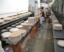  Uma das mais tradicionais indústrias da cidade é a Schimidt. A empresa, fundada em 1945, tem uma fábrica operando desde 1953 e hoje é uma das marcas de louças de mesa mais tradicionais do Brasil.. Foto: Ari Dias/AEN.