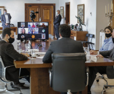 O governador Carlos Massa Ratinho Junior participou nesta terça-feira (6) de uma reunião, por videoconferência, com o diretor-geral da Klabin, Cristiano Teixeira, para alinhar os detalhes da reforma do Colégio Estadual Wolff Klabin, de Telêmaco Borba, nos Campos Gerais. Foto: Jonathan Campos/AEN
