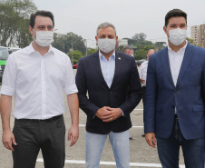O governador Carlos Massa Ratinho Junior entregou nesta quarta-feira (7) mais 14 caminhões-pipa para municípios do Interior e do Litoral do Paraná. Eles são parte de um pacote de investimentos em 100 unidades desse mesmo modelo. O aporte total é de aproximadamente R$ 21,3 milhões, feito pela Secretaria do  Desenvolvimento Sustentável e do Turismo.Foto: Jonathan Campos/AEN