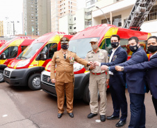 O governador Carlos Massa Ratinho Junior participou nesta quinta-feira (8) da comemoração dos 108 anos do Corpo de Bombeiros do Paraná. Na cerimônia, realizada no Quartel do Comando-Geral, em Curitiba, ele entregou à corporação 15 novas viaturas, incluindo quatro caminhões autobomba tanque. O investimento nos veículos foi de cerca de R$ 4,5 milhões.