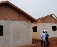 Técnicos da Cohapar vistoriaram nesta quinta-feira (8) a obra de construção do Residencial Amador Gonçalves, em Jardim Alegre, na região do Vale do Ivaí. Eles fiscalizaram o cumprimento do cronograma do empreendimento, que conta com 41 unidades habitacionais financiadas pelo programa Casa Fácil Paraná, do Governo do Estado. 
Foto: Elisângela de Araújo.