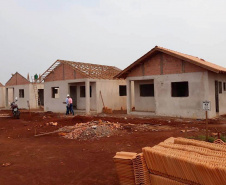 Técnicos da Cohapar vistoriaram nesta quinta-feira (8) a obra de construção do Residencial Amador Gonçalves, em Jardim Alegre, na região do Vale do Ivaí. Eles fiscalizaram o cumprimento do cronograma do empreendimento, que conta com 41 unidades habitacionais financiadas pelo programa Casa Fácil Paraná, do Governo do Estado. 
Foto: Elisângela de Araújo.